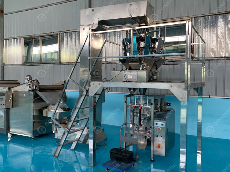 Foto di dettaglio della linea di produzione di patatine completamente automatizzata
