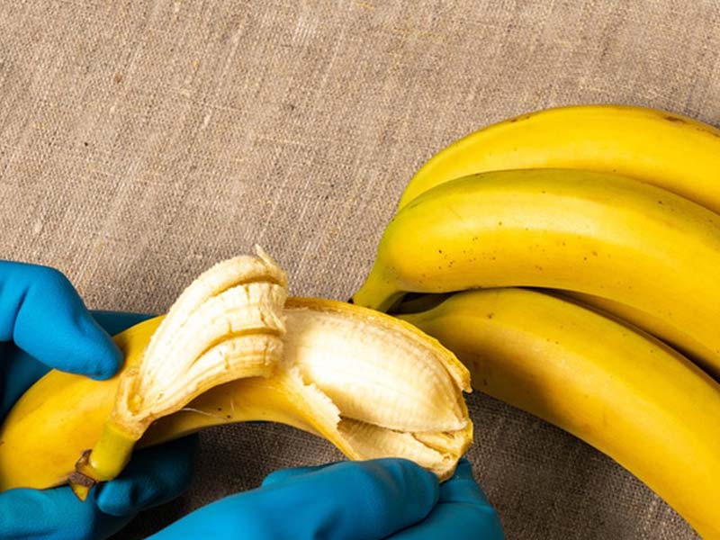 Peler les peaux de banane à la main