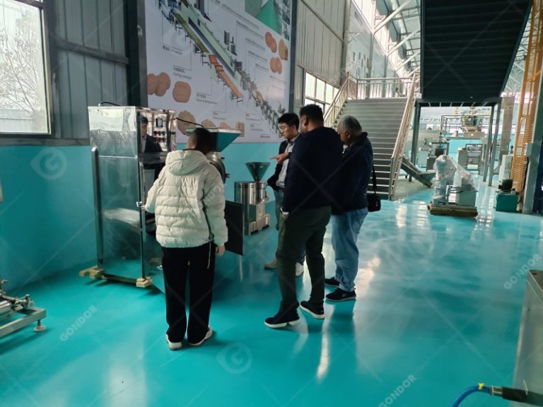 I clienti dello Sri Lanka visitano la fabbrica