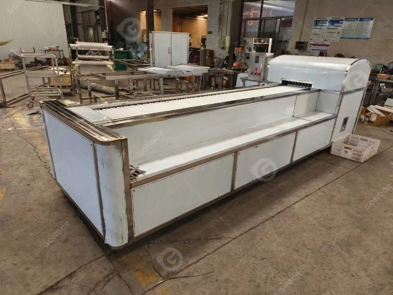 Machine à dénoyauter les fruits à droite